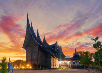 Di bawah langit jingga, Istano Basa Pagaruyung bercerita tentang sejarah, kemegahan, dan keabadian budaya. (Foto: @rudyci2016)