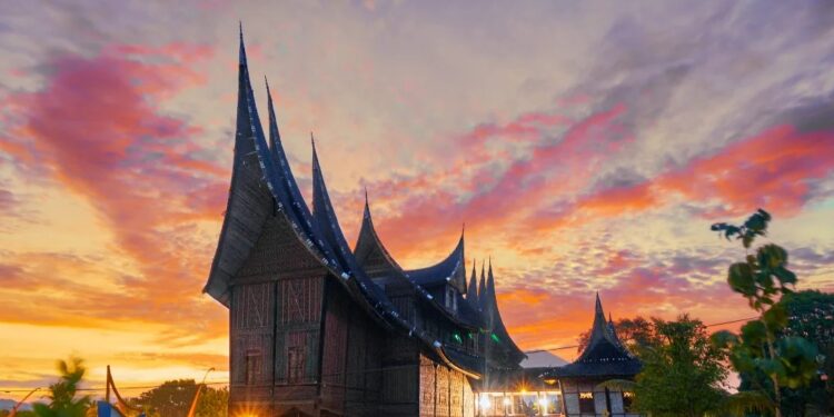 Di bawah langit jingga, Istano Basa Pagaruyung bercerita tentang sejarah, kemegahan, dan keabadian budaya. (Foto: @rudyci2016)