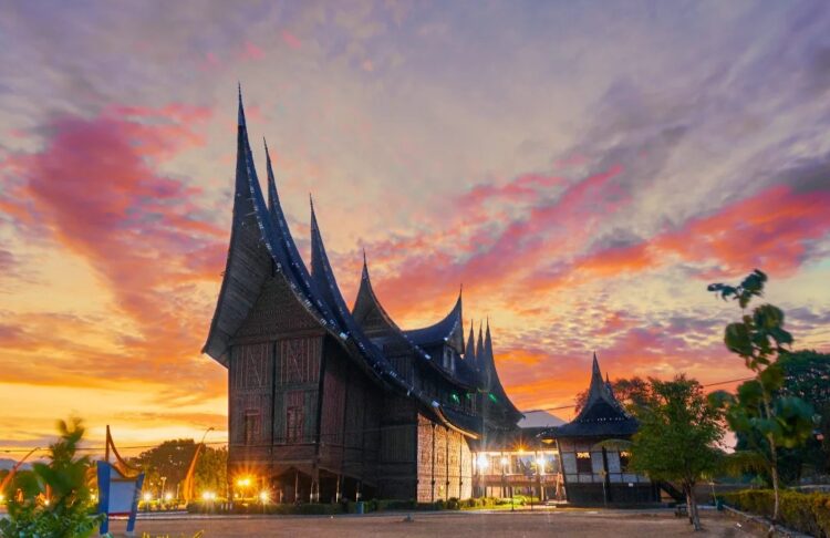 Di bawah langit jingga, Istano Basa Pagaruyung bercerita tentang sejarah, kemegahan, dan keabadian budaya. (Foto: @rudyci2016)