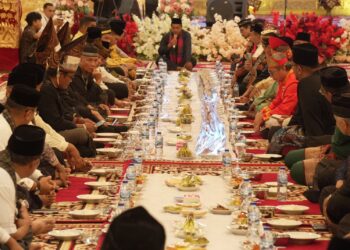 Pertama Kali Merasakan "Makan Bajamba" Ketua Umum Masyarakat Adat Nusantara Apresiasi Masyarakat Sumatera Barat (Sumber: Diskominfo Sumbar)