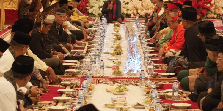 Pertama Kali Merasakan "Makan Bajamba" Ketua Umum Masyarakat Adat Nusantara Apresiasi Masyarakat Sumatera Barat (Sumber: Diskominfo Sumbar)