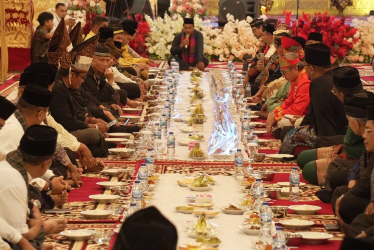 Pertama Kali Merasakan "Makan Bajamba" Ketua Umum Masyarakat Adat Nusantara Apresiasi Masyarakat Sumatera Barat (Sumber: Diskominfo Sumbar)