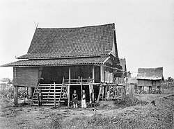 Kediaman Sultan Ahmad Nazaruddin di Dusun Tengah (sekarang di desa Rambutan Masam, Batanghari), sekitar tahun 1877-1879 (Sumber: Wikipedia)