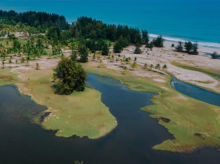 Keindahan Pantai Tiku