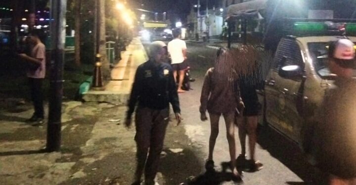 Satpol PP Padang mengamankan lima pria dan lima wanita yang kedapatan nongkrong larut malam dan melanggar ketertiban di kawasan Batang Arau
