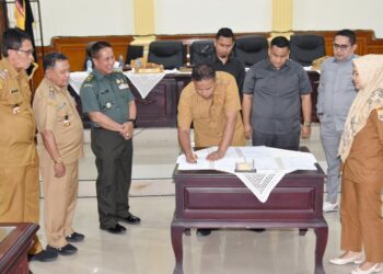 DPRD Kota Pariaman bersama Forkopimda dan pimpinan OPD mengikuti rapat paripurna penetapan Perda APBD-P TA 2025. (Dok: Pemko Pariaman)