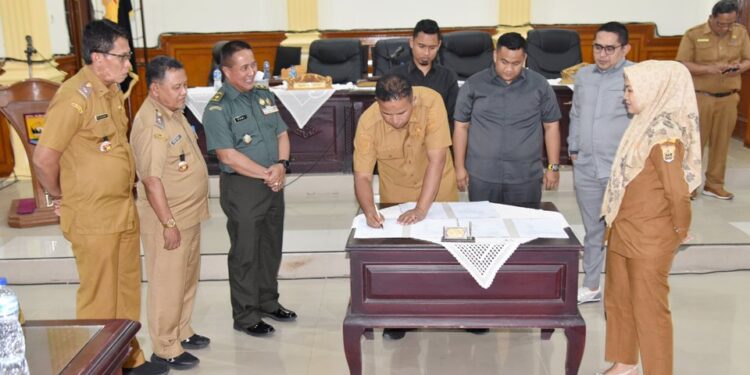 DPRD Kota Pariaman bersama Forkopimda dan pimpinan OPD mengikuti rapat paripurna penetapan Perda APBD-P TA 2025. (Dok: Pemko Pariaman)