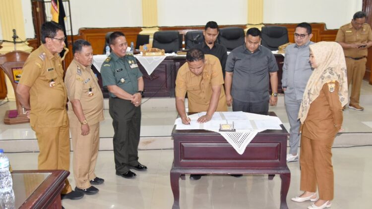 DPRD Kota Pariaman bersama Forkopimda dan pimpinan OPD mengikuti rapat paripurna penetapan Perda APBD-P TA 2025. (Dok: Pemko Pariaman)