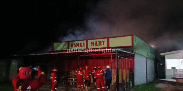 Kebakaran menghanguskan Toko Hamka Mart milik Yayasan Buya Hamka (Dinas Damkar Kota Padang)