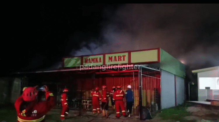 Kebakaran menghanguskan Toko Hamka Mart milik Yayasan Buya Hamka (Dinas Damkar Kota Padang)