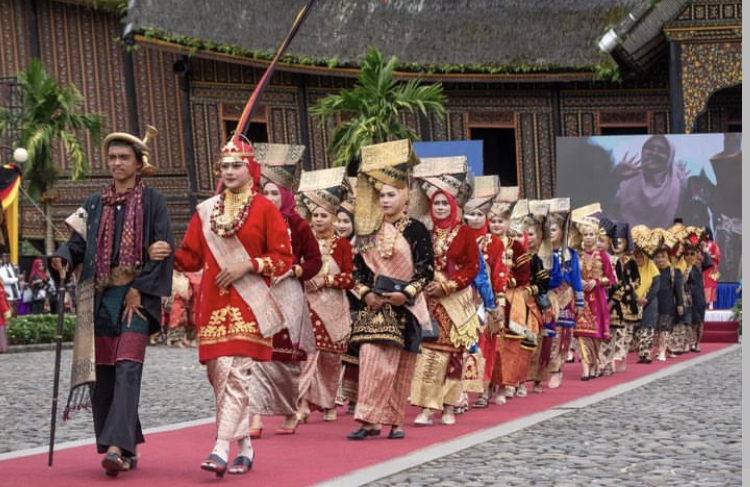Foto Ilustrasi: Wanita Minangkabau Berpakaian Adat