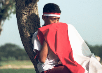 Sebuah video siswa MAN 1 Padang menggunting pinggiran bendera Merah Putih viral di media sosial. Kemenag Sumbar menegaskan kejadian ini murni kesalahpahaman dan meminta maaf atas kegaduhan. (Foto Ilustrasi dari Canva)