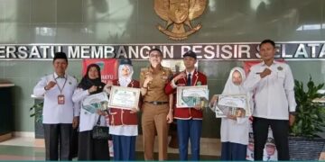 Bupati Pesisir Selatan, H. Hendrajoni, S.H., M.H., menyerahkan piagam penghargaan (Dok: Website Kab. Pesisir Selatan)