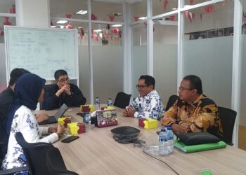 Foto Bupati John Kenedy Azis saat audiensi di kantor Kementerian Perumahan, menandatangani atau menyerahkan dokumen proposal.