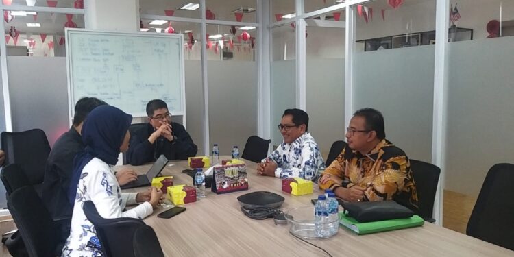 Foto Bupati John Kenedy Azis saat audiensi di kantor Kementerian Perumahan, menandatangani atau menyerahkan dokumen proposal.