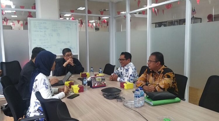 Foto Bupati John Kenedy Azis saat audiensi di kantor Kementerian Perumahan, menandatangani atau menyerahkan dokumen proposal.