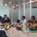 Foto Bupati John Kenedy Azis saat audiensi di kantor Kementerian Perumahan, menandatangani atau menyerahkan dokumen proposal.