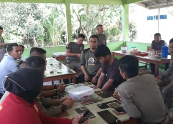 Pemuda asal Muara Enim saat diamankan Satpol PP Kota Padang di Kecamatan Koto Tangah, Rabu (20/8/2025). (Humas Satpol PP Padang)