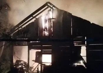 Satu rumah semi permanen di Seberang Palinggam, Kota Padang hangus terbakar, Senin (18/8/2025) malam. (Dinas Damkar Kota Padang)