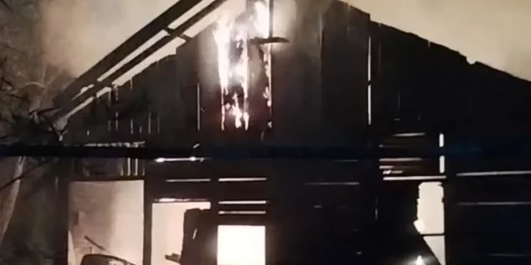 Satu rumah semi permanen di Seberang Palinggam, Kota Padang hangus terbakar, Senin (18/8/2025) malam. (Dinas Damkar Kota Padang)