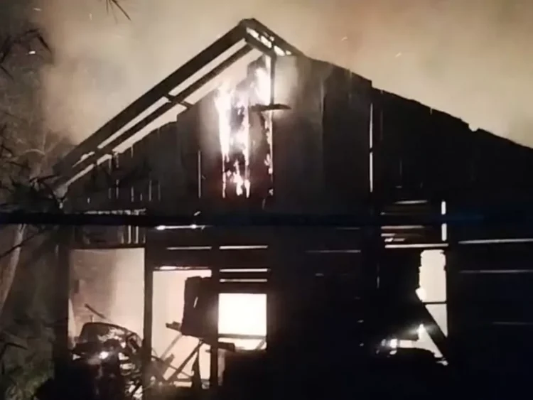 Satu rumah semi permanen di Seberang Palinggam, Kota Padang hangus terbakar, Senin (18/8/2025) malam. (Dinas Damkar Kota Padang)