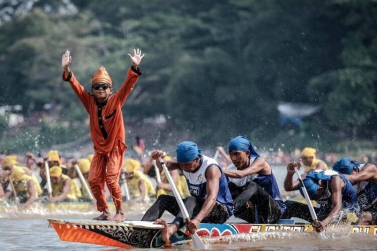 Pacu Jalur (Istimewa)