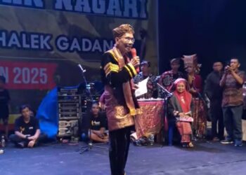 Rangkayo Rajo Sampono, Pucuk Adat Nagari Katapiang saat memberi sambutan pada acara Pekan Budaya Nagari Katapiang Baghalek Gadang