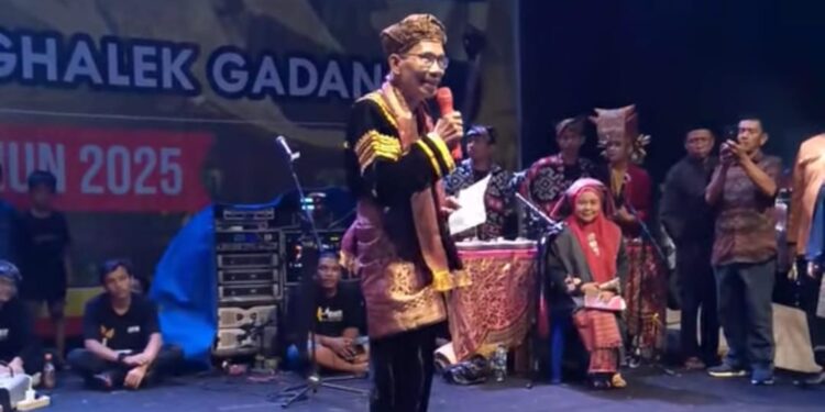 Rangkayo Rajo Sampono, Pucuk Adat Nagari Katapiang saat memberi sambutan pada acara Pekan Budaya Nagari Katapiang Baghalek Gadang
