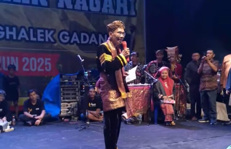 Rangkayo Rajo Sampono, Pucuk Adat Nagari Katapiang saat memberi sambutan pada acara Pekan Budaya Nagari Katapiang Baghalek Gadang