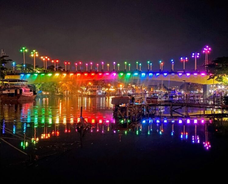 Jembatan Siti Nurbaya Disinari Lampu