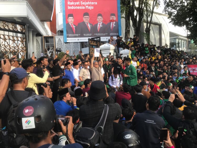 Ketua DPRD Sumbar Muhidi Menerima Tuntutan Massa Aksi (Dok. Sumbarzone.com/MNC)