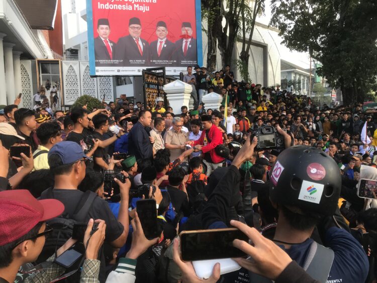 Ketua DPRD Sumbar Menandatangani Tuntutan Massa