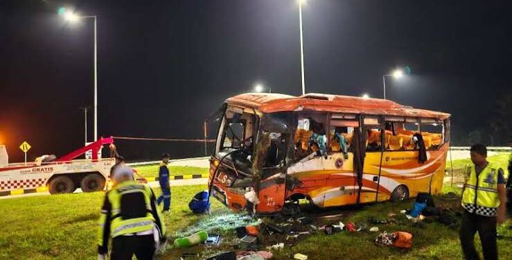 Kecelakan bus di Tol Padang-Sicincin. (Dok. Sumbarzone.com/SF