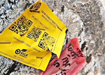 Label SVLK (Sistem Verifikasi Legalitas Kayu) dengan nama PT Minas Pagai Lumber terlihat menempel pada salah satu kayu yang diduga menjadi bagian dari muatan tongkang yang terdampar di perairan Lampung. Label ini umumnya digunakan sebagai penanda legalitas asal kayu dan dokumen rantai pasok dalam industri kehutanan Indonesia. (Foto: Dok. Istimewa)