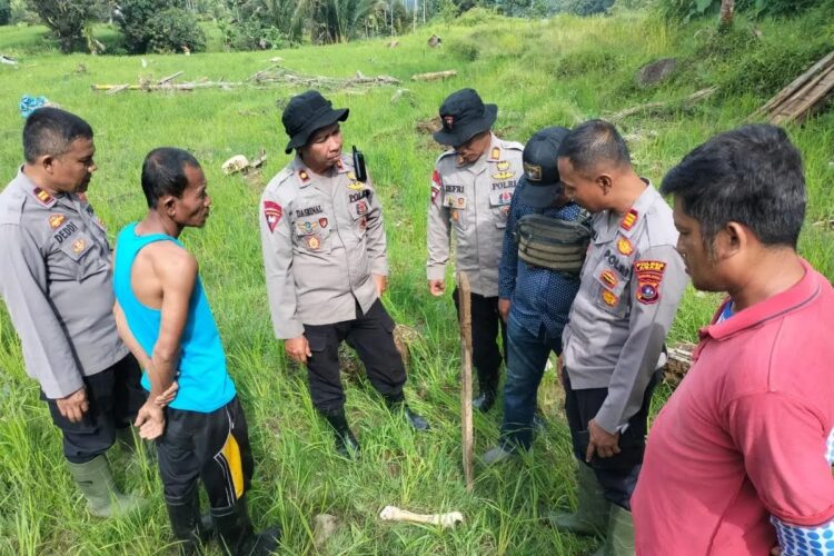 Anggota Brimob Polda Sumbar sedang mengevakuasi tulang di Simpang Dingin, Jorong Subarang Aia, Nagari atau Desa Salareh Aia Timur, Kecamatan Palembayan, Kabupaten Agam, Jumat (16/1/2026). HO-Polsek Palembayan.