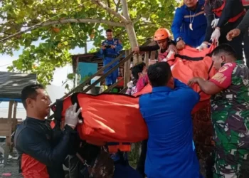 Tim Basarnas saat mengangkut jenazah nelayan bernama Dedy Fernando asal Nagari Sunua Barat, yang ditemukan Rabu sore (21/1). (Dok Basarnas)