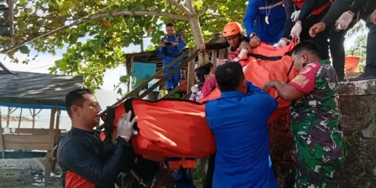Tim Basarnas saat mengangkut jenazah nelayan bernama Dedy Fernando asal Nagari Sunua Barat, yang ditemukan Rabu sore (21/1). (Dok Basarnas)