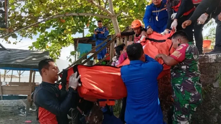 Tim Basarnas saat mengangkut jenazah nelayan bernama Dedy Fernando asal Nagari Sunua Barat, yang ditemukan Rabu sore (21/1). (Dok Basarnas)