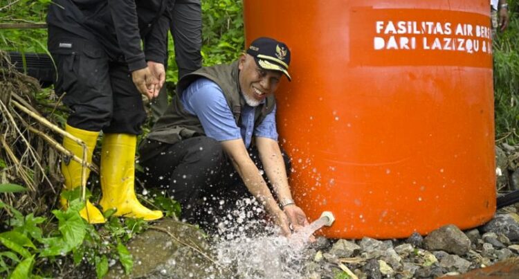Gubernur Sumatera Barat (Sumbar), Mahyeldi Ansharullah menghadiri proses pemasangan pipanisasi air bersih bagi masyarakat terdampak bencana banjir bandang di Jorong Muaro Ambius, Nagari Guguak Malalo, Kecamatan Batipuah Selatan, Tanah Datar, Sabtu (17/1/2026). [Foto: Dok. Biro Adpim Sumbar]