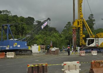 Perbaikan Jembatan Kembar di Silaing Bawah, Padang Panjang, membutuhkan pemasangan 726 tiang penyangga serta dukungan banyak alat berat. Perbaikan ditarget rampung jelang Lebaran Idul Fitri 2026. [Foto: Dok. Biro Adpim Sumbar]