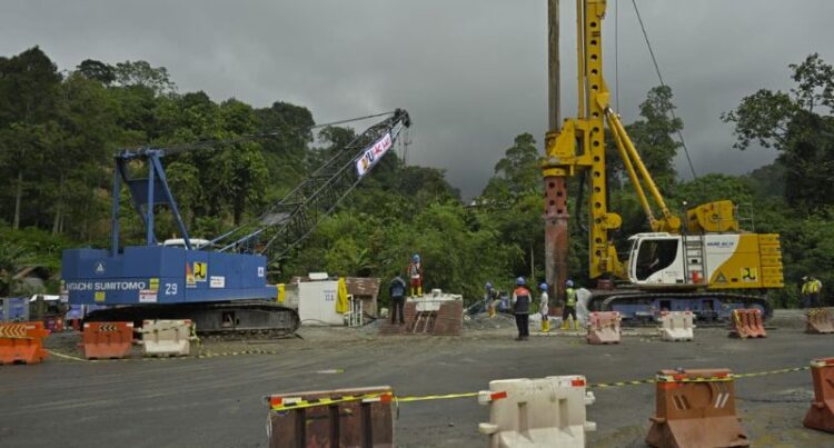 Perbaikan Jembatan Kembar di Silaing Bawah, Padang Panjang, membutuhkan pemasangan 726 tiang penyangga serta dukungan banyak alat berat. Perbaikan ditarget rampung jelang Lebaran Idul Fitri 2026. [Foto: Dok. Biro Adpim Sumbar]