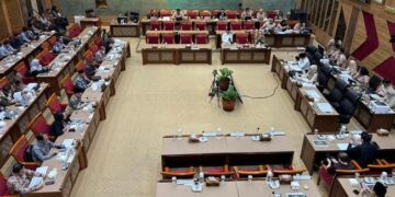 Dalam rapat bersama Komisi X DPR, Mendikdasmen Abdul Mu'ti menjelaskan progres pembelajaran di Sumut dan Sumbar sudah berlangsung 100 persen walaupun belum optimal. (Dok. detikcom)