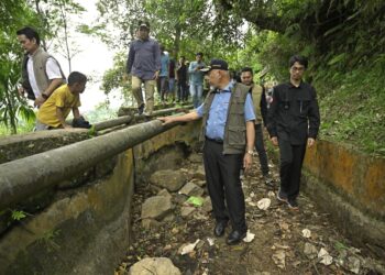 Gubernur Sumatera Barat, Mahyeldi Ansharullah, saat bergotong royong membersihkan sedimen lumpur di saluran irigasi Banda Gadang bersama warga Lima Nagari.