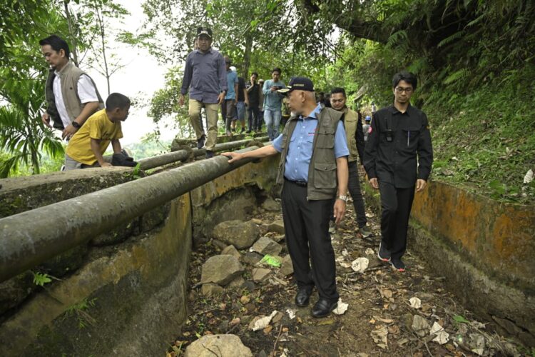 Gubernur Sumatera Barat, Mahyeldi Ansharullah, saat bergotong royong membersihkan sedimen lumpur di saluran irigasi Banda Gadang bersama warga Lima Nagari.