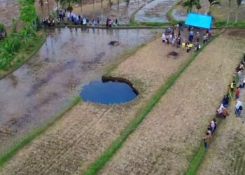 Fenomena sinkhole ini ramai diperbincangkan di media sosial dan menjadi topik diskusi luas di dunia maya.