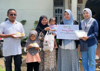 Perwakilan IZI Sumbar dan MTT Sumbagteng Menyerahkan Bantuan Pada Kegiatan Pendampingan Psikososial dan Layanan Kesehatan