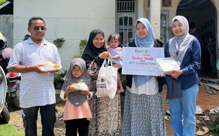 Perwakilan IZI Sumbar dan MTT Sumbagteng Menyerahkan Bantuan Pada Kegiatan Pendampingan Psikososial dan Layanan Kesehatan