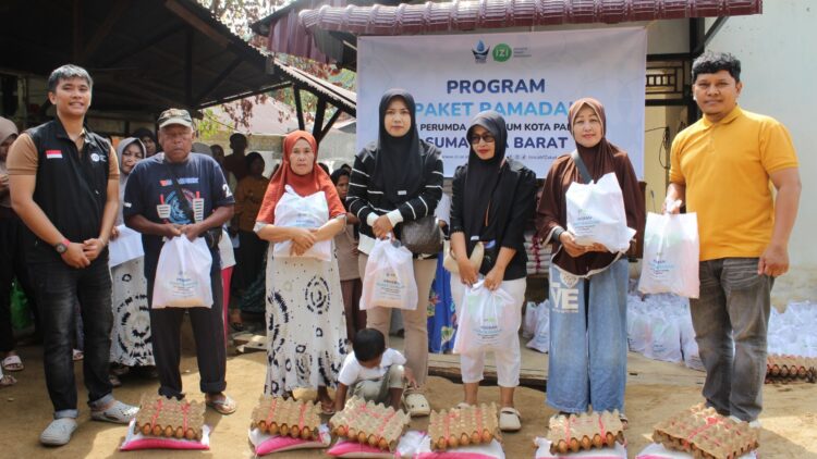 UPZ Perumda Air Minum Kota Padang dan IZI Sumatera Barat Salurkan Paket Ramadhan untuk Mustahik (Foto: IZI SUMBAR)