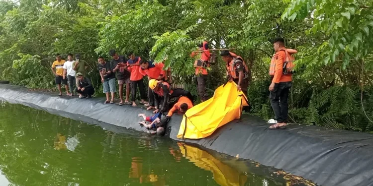 Proses evakuasi Mustafa (4 tahun), Jum'at, 24 April 2026 pada lokasi sekitar satu kilometer dari titik awal korban dilaporkan hilang di Kawasan Kataping Padang-Pariaman. (Foto: Dok. SAR Padang)