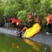 Proses evakuasi Mustafa (4 tahun), Jum'at, 24 April 2026 pada lokasi sekitar satu kilometer dari titik awal korban dilaporkan hilang di Kawasan Kataping Padang-Pariaman. (Foto: Dok. SAR Padang)